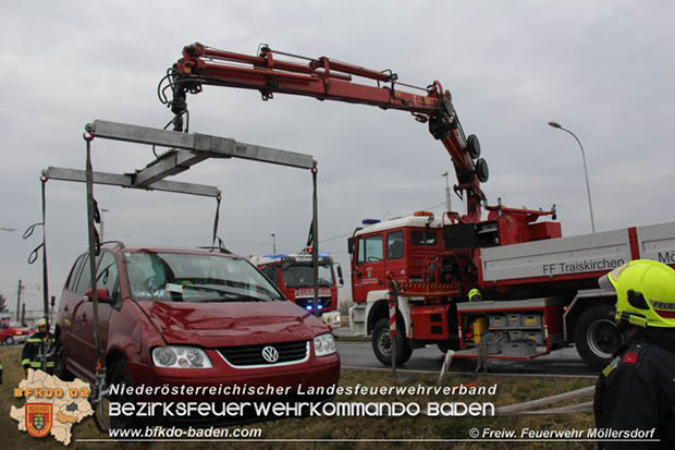 20161218 Verkehrsunfall am Badenerspitz in Traiskirchen-Möllersdorf  Foto: © FF Möllersdorf
