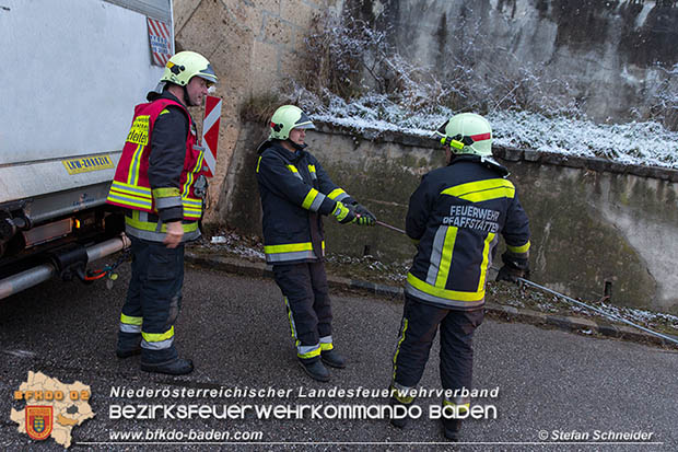 20161219 Klein Lkw Bergung Einoede Pfaffstaetten  Foto: © Stefan Schneider