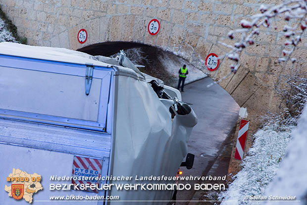 20161219 Klein Lkw Bergung Einoede Pfaffstaetten  Foto: © Stefan Schneider