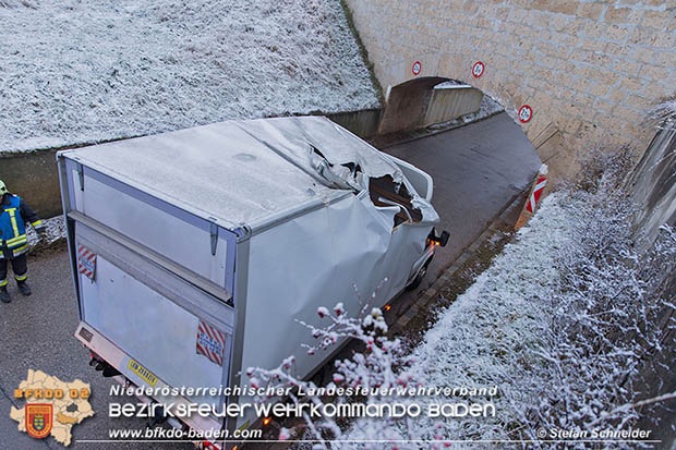 20161219 Klein Lkw Bergung Einoede Pfaffstaetten  Foto: © Stefan Schneider