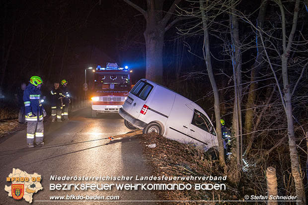 20161223 Fahrzeugbergung aus Straßengraben in Blumau  Foto: © Stefan Schneider