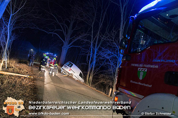 20161223 Fahrzeugbergung aus Straßengraben in Blumau  Foto: © Stefan Schneider