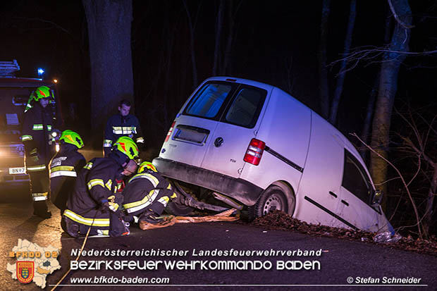 20161223 Fahrzeugbergung aus Straßengraben in Blumau  Foto: © Stefan Schneider