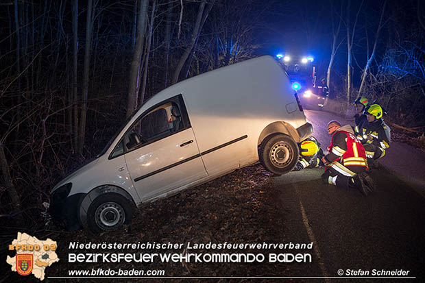 20161223 Fahrzeugbergung aus Straßengraben in Blumau  Foto: © Stefan Schneider