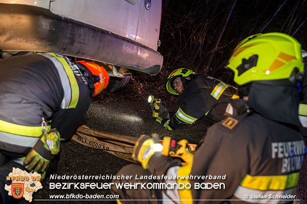 20161223 Fahrzeugbergung aus Straßengraben in Blumau  Foto: © Stefan Schneider