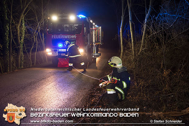 20161223 Fahrzeugbergung aus Straßengraben in Blumau  Foto: © Stefan Schneider
