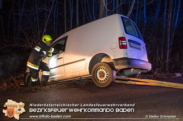 20161223 Fahrzeugbergung aus Straßengraben in Blumau  Foto: © Stefan Schneider