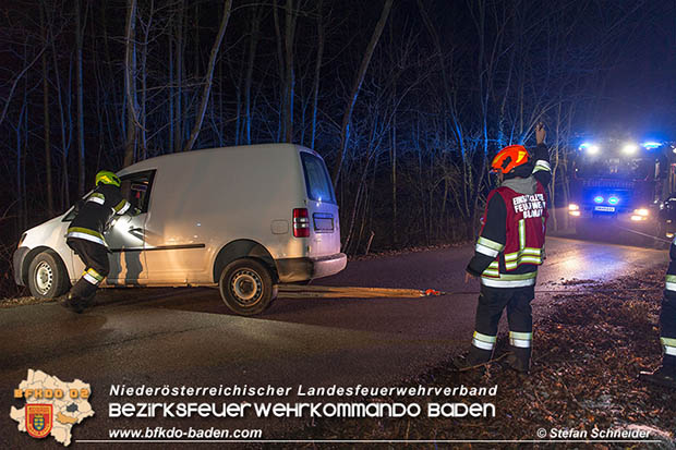 20161223 Fahrzeugbergung aus Straßengraben in Blumau  Foto: © Stefan Schneider