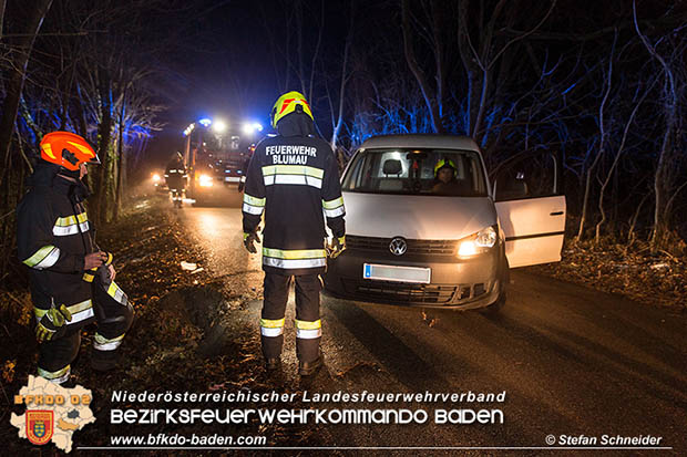 20161223 Fahrzeugbergung aus Straßengraben in Blumau  Foto: © Stefan Schneider