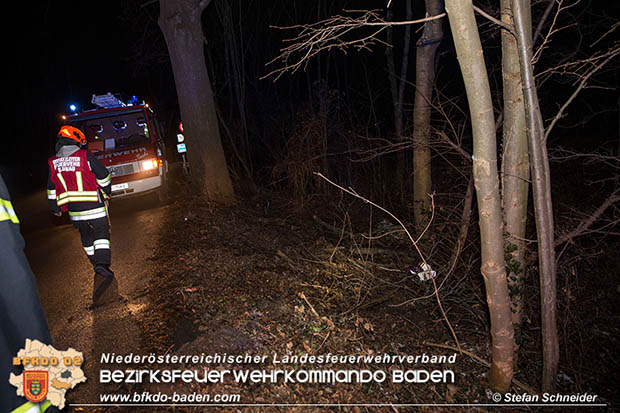 20161223 Fahrzeugbergung aus Straßengraben in Blumau  Foto: © Stefan Schneider