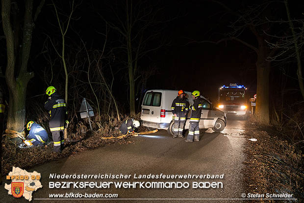 20161223 Fahrzeugbergung aus Straßengraben in Blumau  Foto: © Stefan Schneider