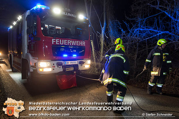 20161223 Fahrzeugbergung aus Straßengraben in Blumau  Foto: © Stefan Schneider