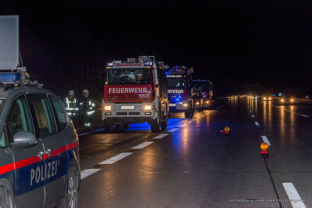 20161225 Verkehrsunfall A2 Südautobahn RFb Süden Traiskirchen-Baden Foto: © Manfred Bauer- Pressefotografie 20161225 Verkehrsunfall A2 Südautobahn RFb Süden Traiskirchen-Baden Foto: © Manfred Bauer- Pressefotografie