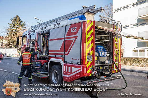 20161231 Fahrzeugbrand in Baden Ortsteil Weikersdorf  © Stefan Schneider