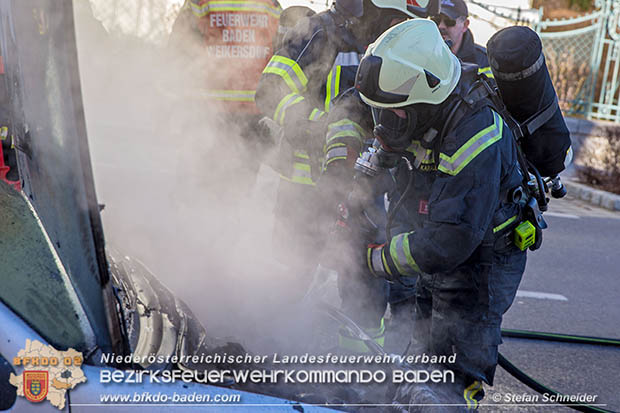 20161231 Fahrzeugbrand in Baden Ortsteil Weikersdorf  © Stefan Schneider