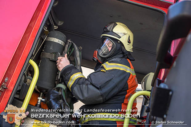 20161231 Fahrzeugbrand in Baden Ortsteil Weikersdorf  © Stefan Schneider