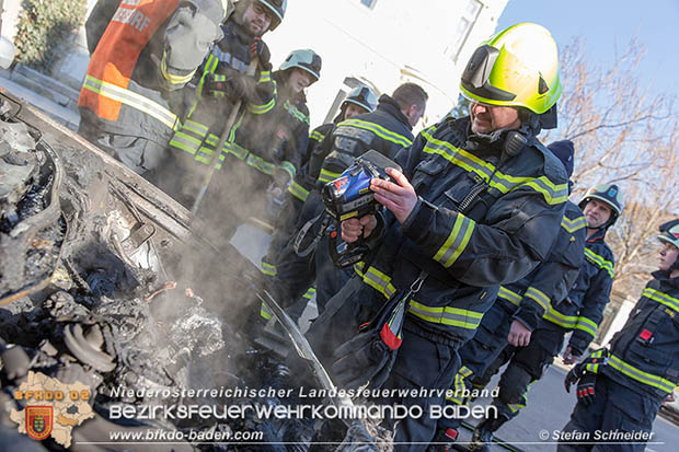 20161231 Fahrzeugbrand in Baden Ortsteil Weikersdorf  © Stefan Schneider