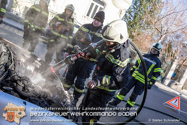 20161231 Fahrzeugbrand in Baden Ortsteil Weikersdorf  © Stefan Schneider