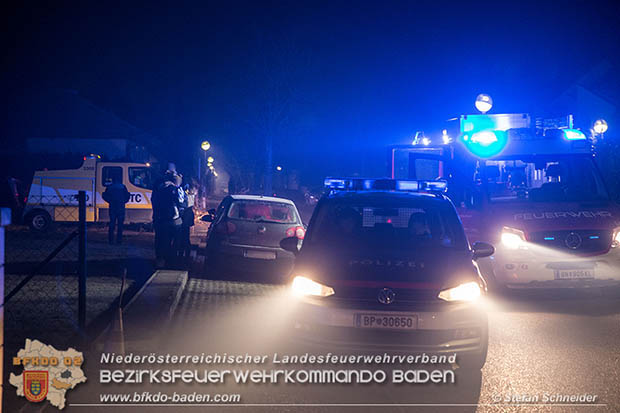 20170101 Befreiung Kleinkind aus versperrten Fahrzeug in Traiskirchen  Foto: © Stefan Schneider