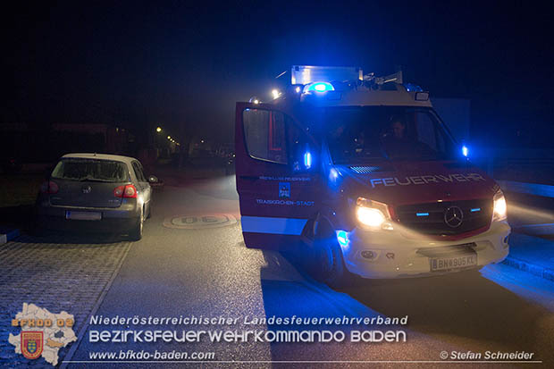 20170101 Befreiung Kleinkind aus versperrten Fahrzeug in Traiskirchen  Foto: © Stefan Schneider