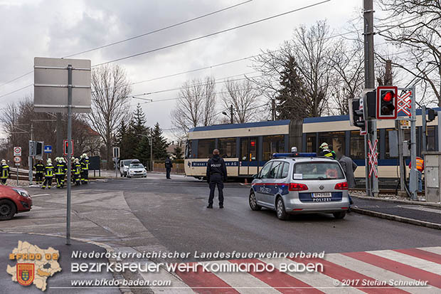 20170105 Verkehrsunfall in Pfaffstaetten Haltestelle WLB   Foto: © Stefan Schneider