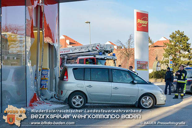 20170107 Pkw prallt am Parkplatz in Auslagenscheibe eines Diskontermarktes in Traiskirchen   Foto: © BAUER Pressefotografie