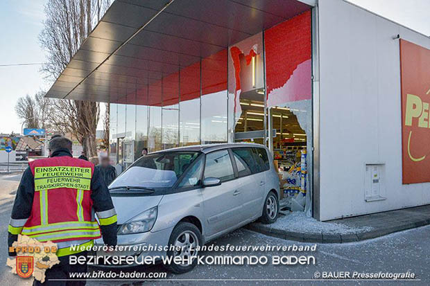 20170107 Pkw prallt am Parkplatz in Auslagenscheibe eines Diskontermarktes in Traiskirchen Foto: © BAUER Pressefotografie 20170107 Pkw prallt am Parkplatz in Auslagenscheibe eines Diskontermarktes in Traiskirchen Foto: © BAUER Pressefotografie