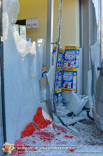 20170107 Pkw prallt am Parkplatz in Auslagenscheibe eines Diskontermarktes in Traiskirchen Foto: © BAUER Pressefotografie 20170107 Pkw prallt am Parkplatz in Auslagenscheibe eines Diskontermarktes in Traiskirchen Foto: © BAUER Pressefotografie
