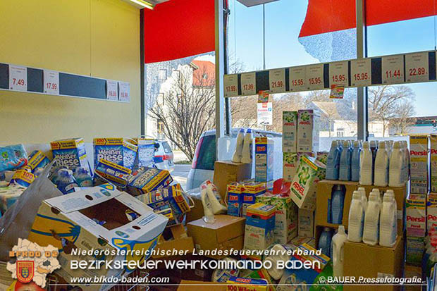 20170107 Pkw prallt am Parkplatz in Auslagenscheibe eines Diskontermarktes in Traiskirchen Foto: © BAUER Pressefotografie 20170107 Pkw prallt am Parkplatz in Auslagenscheibe eines Diskontermarktes in Traiskirchen Foto: © BAUER Pressefotografie