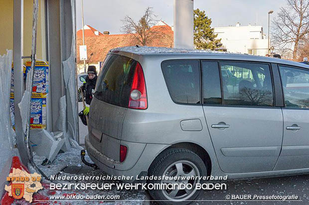 20170107 Pkw prallt am Parkplatz in Auslagenscheibe eines Diskontermarktes in Traiskirchen Foto: © BAUER Pressefotografie 20170107 Pkw prallt am Parkplatz in Auslagenscheibe eines Diskontermarktes in Traiskirchen Foto: © BAUER Pressefotografie