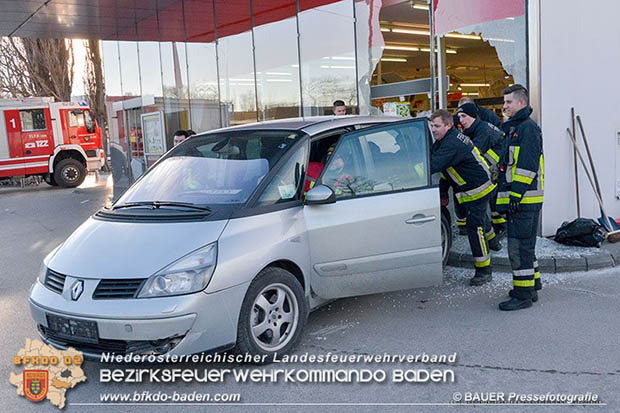 20170107 Pkw prallt am Parkplatz in Auslagenscheibe eines Diskontermarktes in Traiskirchen Foto: © BAUER Pressefotografie 20170107 Pkw prallt am Parkplatz in Auslagenscheibe eines Diskontermarktes in Traiskirchen Foto: © BAUER Pressefotografie