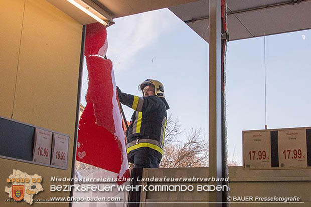 20170107 Pkw prallt am Parkplatz in Auslagenscheibe eines Diskontermarktes in Traiskirchen   Foto: © BAUER Pressefotografie