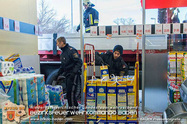 20170107 Pkw prallt am Parkplatz in Auslagenscheibe eines Diskontermarktes in Traiskirchen   Foto: © BAUER Pressefotografie