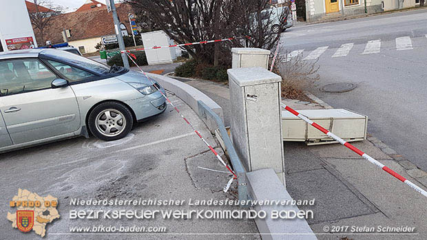20170107 Pkw prallt am Parkplatz in Auslagenscheibe eines Diskontermarktes in Traiskirchen   Foto: © Stefan Schneider