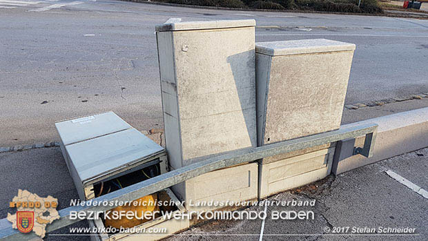 20170107 Pkw prallt am Parkplatz in Auslagenscheibe eines Diskontermarktes in Traiskirchen Foto: © Stefan Schneider 20170107 Pkw prallt am Parkplatz in Auslagenscheibe eines Diskontermarktes in Traiskirchen Foto: © Stefan Schneider
