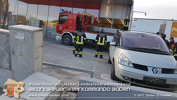 20170107 Pkw prallt am Parkplatz in Auslagenscheibe eines Diskontermarktes in Traiskirchen   Foto: © Stefan Schneider