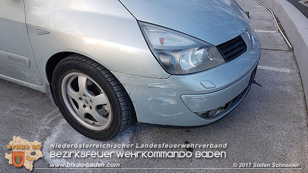 20170107 Pkw prallt am Parkplatz in Auslagenscheibe eines Diskontermarktes in Traiskirchen Foto: © Stefan Schneider 20170107 Pkw prallt am Parkplatz in Auslagenscheibe eines Diskontermarktes in Traiskirchen Foto: © Stefan Schneider