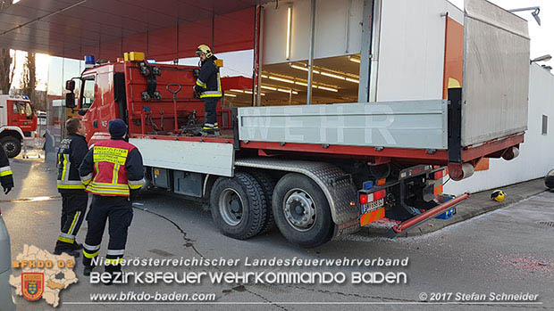 20170107 Pkw prallt am Parkplatz in Auslagenscheibe eines Diskontermarktes in Traiskirchen   Foto: © Stefan Schneider