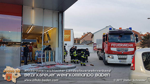 20170107 Pkw prallt am Parkplatz in Auslagenscheibe eines Diskontermarktes in Traiskirchen   Foto: © Stefan Schneider