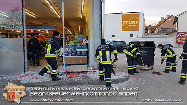 20170107 Pkw prallt am Parkplatz in Auslagenscheibe eines Diskontermarktes in Traiskirchen Foto: © Stefan Schneider 20170107 Pkw prallt am Parkplatz in Auslagenscheibe eines Diskontermarktes in Traiskirchen Foto: © Stefan Schneider