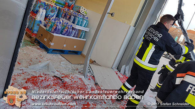 20170107 Pkw prallt am Parkplatz in Auslagenscheibe eines Diskontermarktes in Traiskirchen Foto: © Stefan Schneider 20170107 Pkw prallt am Parkplatz in Auslagenscheibe eines Diskontermarktes in Traiskirchen Foto: © Stefan Schneider