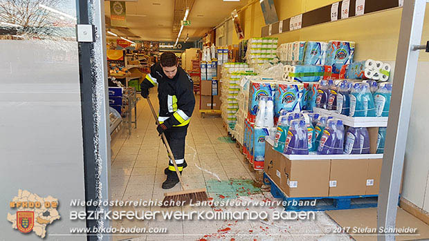 20170107 Pkw prallt am Parkplatz in Auslagenscheibe eines Diskontermarktes in Traiskirchen Foto: © Stefan Schneider 20170107 Pkw prallt am Parkplatz in Auslagenscheibe eines Diskontermarktes in Traiskirchen Foto: © Stefan Schneider