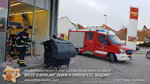 20170107 Pkw prallt am Parkplatz in Auslagenscheibe eines Diskontermarktes in Traiskirchen Foto: © Stefan Schneider 20170107 Pkw prallt am Parkplatz in Auslagenscheibe eines Diskontermarktes in Traiskirchen Foto: © Stefan Schneider