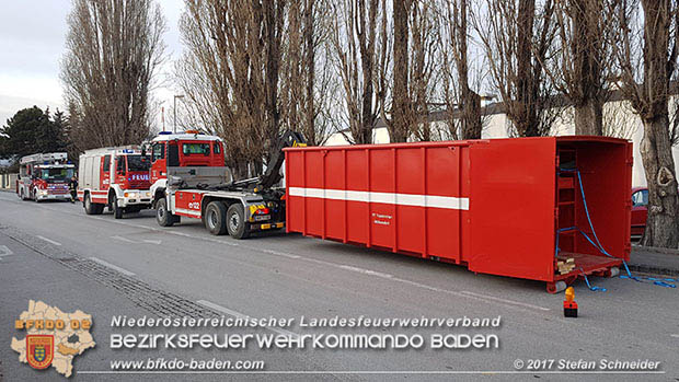 20170107 Pkw prallt am Parkplatz in Auslagenscheibe eines Diskontermarktes in Traiskirchen Foto: © Stefan Schneider 20170107 Pkw prallt am Parkplatz in Auslagenscheibe eines Diskontermarktes in Traiskirchen Foto: © Stefan Schneider