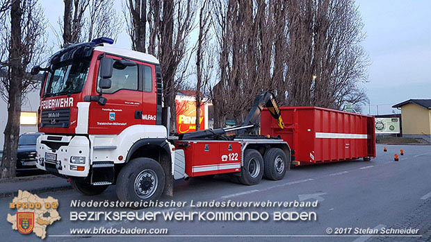 20170107 Pkw prallt am Parkplatz in Auslagenscheibe eines Diskontermarktes in Traiskirchen   Foto: © Stefan Schneider