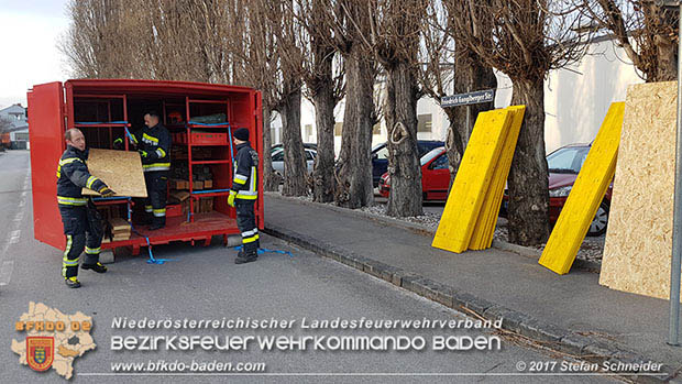 20170107 Pkw prallt am Parkplatz in Auslagenscheibe eines Diskontermarktes in Traiskirchen Foto: © Stefan Schneider 20170107 Pkw prallt am Parkplatz in Auslagenscheibe eines Diskontermarktes in Traiskirchen Foto: © Stefan Schneider