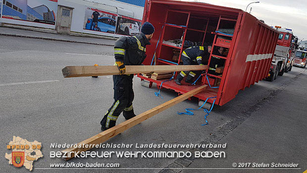 20170107 Pkw prallt am Parkplatz in Auslagenscheibe eines Diskontermarktes in Traiskirchen Foto: © Stefan Schneider 20170107 Pkw prallt am Parkplatz in Auslagenscheibe eines Diskontermarktes in Traiskirchen Foto: © Stefan Schneider
