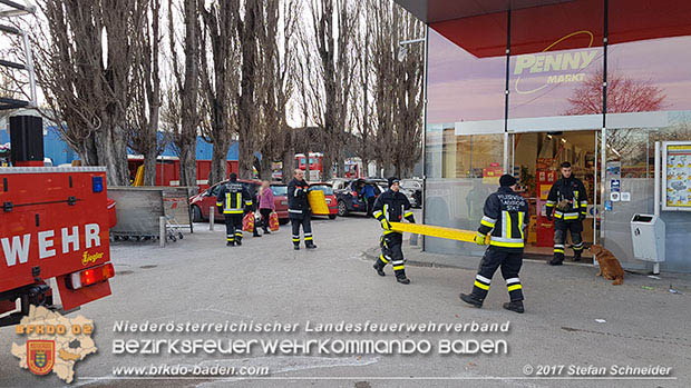 20170107 Pkw prallt am Parkplatz in Auslagenscheibe eines Diskontermarktes in Traiskirchen Foto: © Stefan Schneider 20170107 Pkw prallt am Parkplatz in Auslagenscheibe eines Diskontermarktes in Traiskirchen Foto: © Stefan Schneider