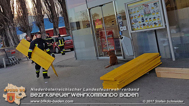 20170107 Pkw prallt am Parkplatz in Auslagenscheibe eines Diskontermarktes in Traiskirchen Foto: © Stefan Schneider 20170107 Pkw prallt am Parkplatz in Auslagenscheibe eines Diskontermarktes in Traiskirchen Foto: © Stefan Schneider