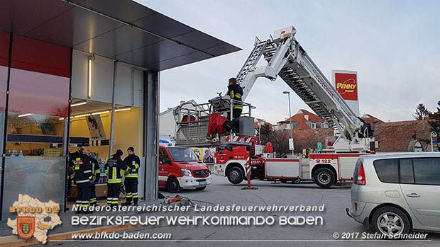 20170107 Pkw prallt am Parkplatz in Auslagenscheibe eines Diskontermarktes in Traiskirchen Foto: © Stefan Schneider 20170107 Pkw prallt am Parkplatz in Auslagenscheibe eines Diskontermarktes in Traiskirchen Foto: © Stefan Schneider